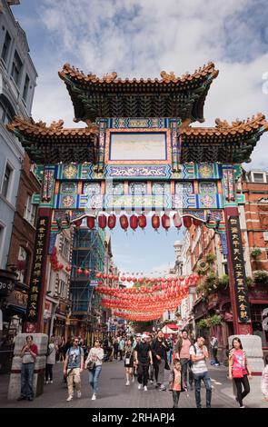 Porte d'entrée (dynastie Qing) à Chinatown sur Wardour Street dans le quartier Soho de la Cité de Westminster, Londres, Angleterre, Royaume-Uni Banque D'Images