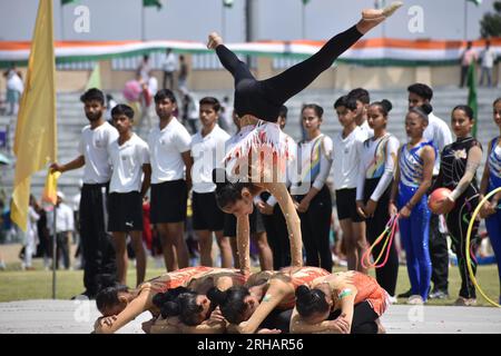 Srinagar, Inde. 15 août 2023. 77e célébration du jour de l'indépendance au Cachemire programmes culturels au stade bakshi Srinagar. Le 15 août 2023, Srinagar, Inde. (Image de crédit : © Umer Qadir/eyepix via ZUMA Press Wire) USAGE ÉDITORIAL SEULEMENT! Non destiné à UN USAGE commercial ! Banque D'Images