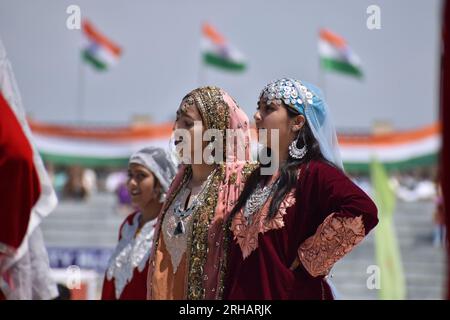 Srinagar, Inde. 15 août 2023. 77e célébration du jour de l'indépendance au Cachemire programmes culturels au stade bakshi Srinagar. Le 15 août 2023, Srinagar, Inde. (Image de crédit : © Umer Qadir/eyepix via ZUMA Press Wire) USAGE ÉDITORIAL SEULEMENT! Non destiné à UN USAGE commercial ! Banque D'Images