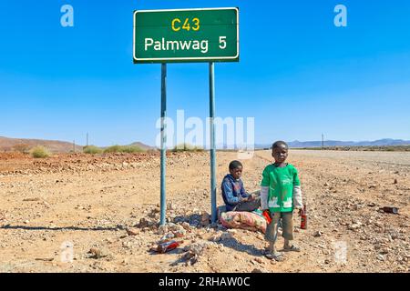 Namibie. Enfants dans Palmwag Kunene région Damaraland Banque D'Images