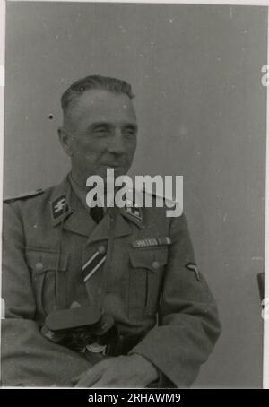 SS Photographer, Homann (1943) de nombreuses photographies des funérailles de Rheinhardt Heydrich ; opérations de l'unité KB - chargement des rails, équipement, studio d'enregistrement, performances musicales ; photos de portrait de soldat individuel, officiers supérieurs ; personnel médical ; infanterie avec des chevaux de meute en terrain montagneux ; soldats escalade ; Himmler observant la formation des soldats ; Himmler s'adressant aux soldats ; soldat avec chien; fête de Noël ; positions de combat hivernal; cimetière militaire. Banque D'Images