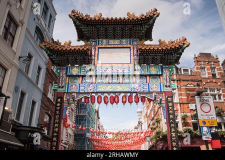 Porte d'entrée (dynastie Qing) à Chinatown sur Wardour Street dans le quartier Soho de la Cité de Westminster, Londres, Angleterre, Royaume-Uni Banque D'Images