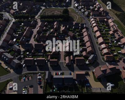 Scènes aériennes au-dessus d'un domaine immobilier nouvellement construit, dans le West Sussex, Angleterre. Banque D'Images