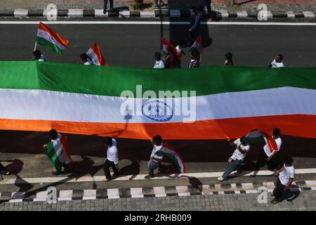 Srinagar, Inde. 15 août 2023. 15 août 2023, Srinagar Cachemire, Inde : les gens portent un drapeau national indien géant lors des célébrations du 77e jour de l'indépendance de l'Inde à Srinagar. Le 15 août 2023 à Srinagar Cachemire, Inde. (Photo de Firdous Nazir/Eyepix Group) crédit : EYEPIX Group/Alamy Live News Banque D'Images