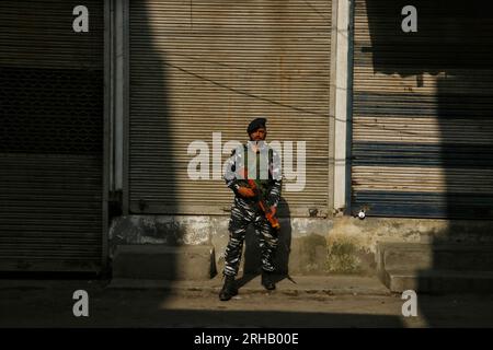 Srinagar, Inde. 15 août 2023. 15 août 2023, Srinagar Cachemire, Inde : un soldat paramilitaire indien monte la garde lors des célébrations du 77e jour de l'indépendance de l'Inde à Srinagar. Le 15 août 2023 à Srinagar Cachemire, Inde. (Photo de Firdous Nazir/Eyepix Group) crédit : EYEPIX Group/Alamy Live News Banque D'Images