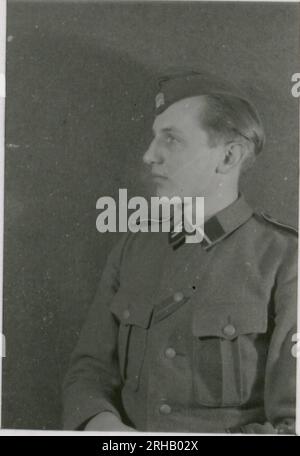 SS Photographer, Homann (1943) de nombreuses photographies des funérailles de Rheinhardt Heydrich ; opérations de l'unité KB - chargement des rails, équipement, studio d'enregistrement, performances musicales ; photos de portrait de soldat individuel, officiers supérieurs ; personnel médical ; infanterie avec des chevaux de meute en terrain montagneux ; soldats escalade ; Himmler observant la formation des soldats ; Himmler s'adressant aux soldats ; soldat avec chien; fête de Noël ; positions de combat hivernal; cimetière militaire. Banque D'Images