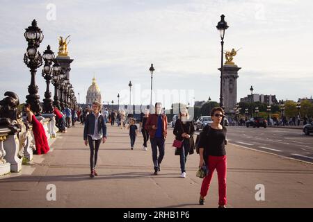 Paris, France - 24 septembre 2017 : sculpture d'or appelée statue des Sciences sur le pont Alexandre III, champs-elysées Banque D'Images