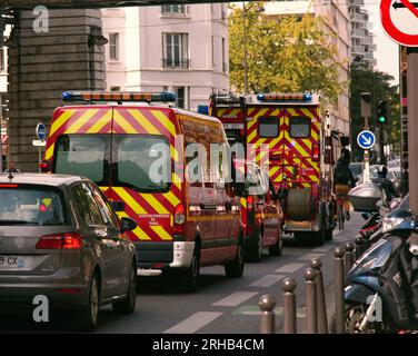 Paris, France - 23 septembre 2017 : camions de pompiers dans les rues de la ville Banque D'Images