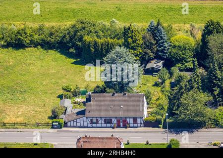 Vue aérienne, maison à colombages à August-Thyssen-Straße, Saarn, Mülheim an der Ruhr, Ruhr Area, Rhénanie du Nord-Westphalie, Allemagne, DE, Europe, aérienne Banque D'Images