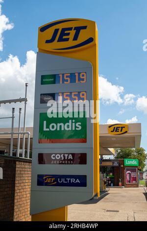 Slough, Berkshire, Royaume-Uni. 15 août 2023. Les prix de l'essence recommencent à augmenter dans de nombreuses stations-service en Angleterre. Quelques semaines seulement, l'essence tournait autour de 138,0 par litre. Aujourd'hui, à la station-service Jet de Slough Berkshire, il était de 151,9 par litre pour l'essence et de 155,9 par litre pour le diesel. Crédit : Maureen McLean/Alamy Live News Banque D'Images