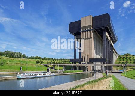 Strépy-Thieu Boat lift / l'ascendant funiculaire de Strépy-Thieu sur une branche du Canal du Centre au Rœulx, Hainaut, Wallonie, Belgique Banque D'Images