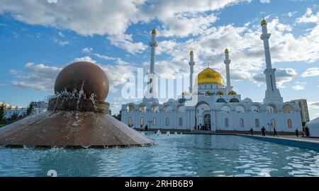 Astana, Kazakhstan - 14 août 2023 : vue de la mosquée Nur-Astana à Astana, Kazakhstan. Banque D'Images