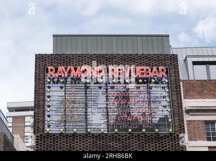 Enseigne lumineuse au néon à l'extérieur de l'ancien bar Raymond Revue sur Brewer Street, Soho, Central London, Angleterre, Royaume-Uni Banque D'Images