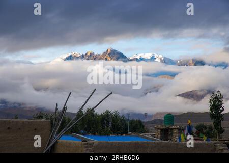 Beau paysage désertique de Tsarang aka Charang Village dans le Haut Mustang de l'Himalaya au Népal Banque D'Images