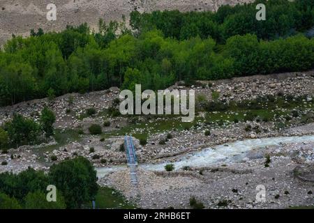 Belle Tsarang aka Charang Village désert Paysage avec rivière et pont dans le Haut Mustang de l'Himalaya au Népal Banque D'Images