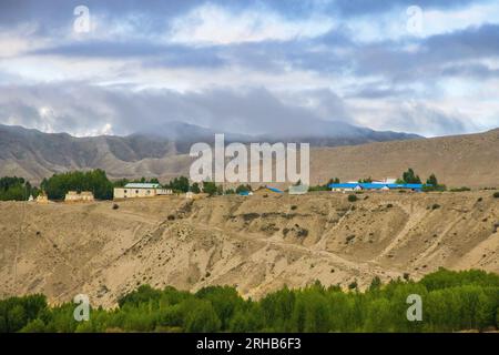 Beau paysage désertique de Tsarang aka Charang Village dans le Haut Mustang de l'Himalaya au Népal Banque D'Images