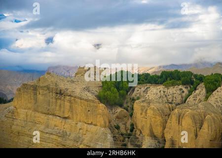 Beau paysage désertique de Tsarang aka Charang Village dans le Haut Mustang de l'Himalaya au Népal Banque D'Images