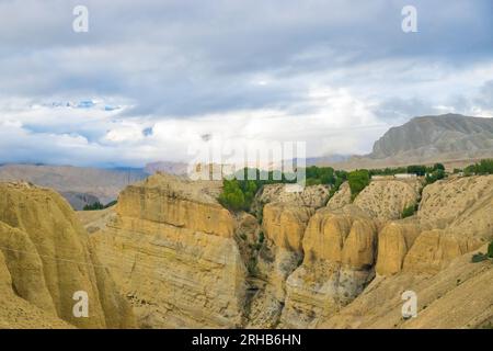 Beau paysage désertique de Tsarang aka Charang Village dans le Haut Mustang de l'Himalaya au Népal Banque D'Images