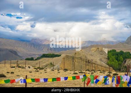 Beau paysage désertique de Tsarang aka Charang Village dans le Haut Mustang de l'Himalaya au Népal Banque D'Images