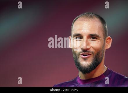 Nemanja Gudelj de Séville lors d'une séance d'entraînement au stade Georgios Karaiskakis, Athènes. Manchester City affrontera Séville lors de la Super coupe de l'UEFA à Athènes mercredi. Date de la photo : mardi 15 août 2023. Banque D'Images