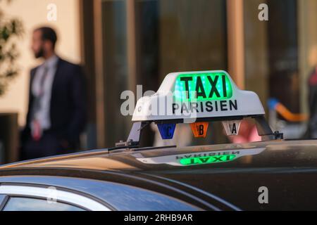 Orly, FR - 31 août 2022 : gros plan du panneau taxi sur la voiture à l'aéroport Banque D'Images