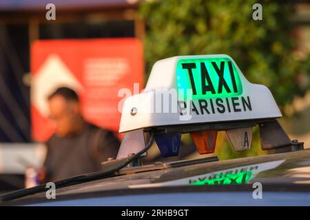 Orly, FR - 31 août 2022 : gros plan du panneau taxi sur la voiture à l'aéroport Banque D'Images