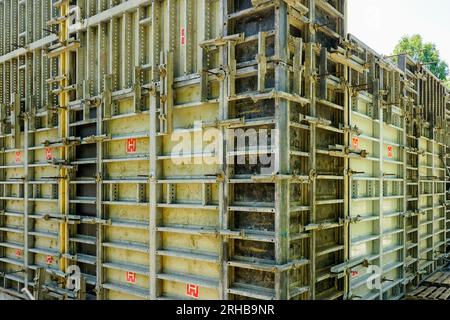 Travaux de bétonnage, installation de coffrages en béton en gros plan sur le chantier de construction Banque D'Images