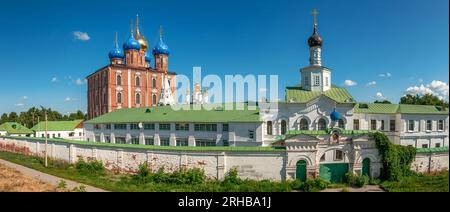 Vue estivale du Kremlin de Ryazan et du monastère Spaso-Preobrazhensky dans la ville de Riazan, Russie. Banque D'Images