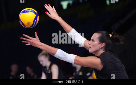 Gand, Belgique. 15 août 2023. La Belge Nathalie Lemmens photographiée en action lors d'une séance d'entraînement de l'équipe nationale belge féminine de volleyball les Tigres jaunes, mardi 15 août 2023 à Gand. L'équipe se prépare pour les prochains championnats d'Europe CEV EuroVolley. BELGA PHOTO VIRGINIE LEFOUR crédit : Belga News Agency/Alamy Live News Banque D'Images