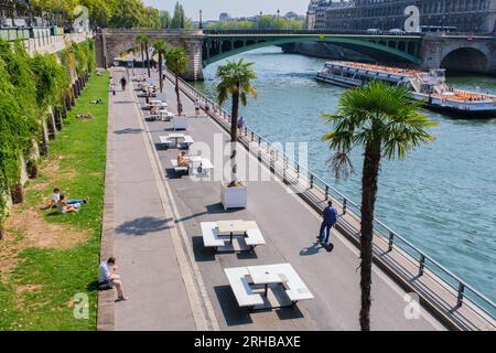 Paris, FR - 31 août 2022 : l'événement Paris plages offre aux Parisiens et visiteurs des lieux de détente pendant les journées d'été Banque D'Images