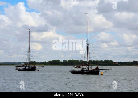 Deux voiliers amarrés sur la rivière Medway Banque D'Images