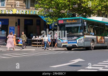 Paris, FR - 31 août 2022 : bus RATP Boulevard Saint-Michel à Paris Banque D'Images