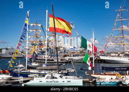 Falmouth, Cornwall, le 15 août 2023, les Tall Ships sont amarrés à Falmouth, Cornwall avant le départ de la course, Magellan Elcano le vendredi 18 août à 3H. Des milliers de visiteurs sont arrivés à bord des navires et ont une rencontre rapprochée avec ces navires historiques. Crédit : Keith Larby/Alamy Live News Banque D'Images