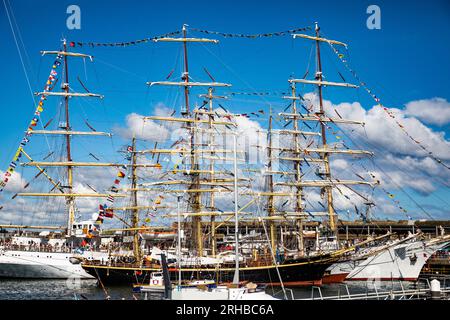 Falmouth, Cornwall, le 15 août 2023, les Tall Ships sont amarrés à Falmouth, Cornwall avant le départ de la course, Magellan Elcano le vendredi 18 août à 3H. Des milliers de visiteurs sont arrivés à bord des navires et ont une rencontre rapprochée avec ces navires historiques. Crédit : Keith Larby/Alamy Live News Banque D'Images