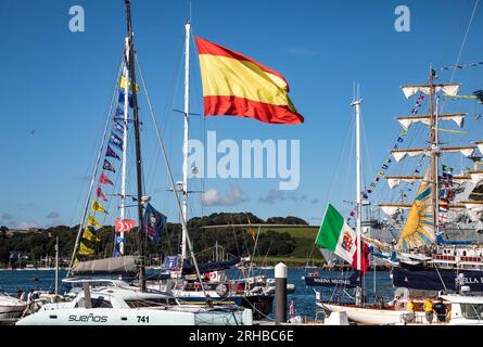 Falmouth, Cornwall, le 15 août 2023, les Tall Ships sont amarrés à Falmouth, Cornwall avant le départ de la course, Magellan Elcano le vendredi 18 août à 3H. Des milliers de visiteurs sont arrivés à bord des navires et ont une rencontre rapprochée avec ces navires historiques. Crédit : Keith Larby/Alamy Live News Banque D'Images