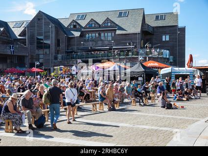 Falmouth, Cornwall, le 15 août 2023, les Tall Ships sont amarrés à Falmouth, Cornwall avant le départ de la course, Magellan Elcano le vendredi 18 août à 3H. Des milliers de visiteurs sont arrivés à bord des navires et ont une rencontre rapprochée avec ces navires historiques. Crédit : Keith Larby/Alamy Live News Banque D'Images