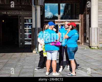 Falmouth, Cornwall, le 15 août 2023, les Tall Ships sont amarrés à Falmouth, Cornwall avant le départ de la course, Magellan Elcano le vendredi 18 août à 3H. Des milliers de visiteurs sont arrivés à bord des navires et ont une rencontre rapprochée avec ces navires historiques. Crédit : Keith Larby/Alamy Live News Banque D'Images