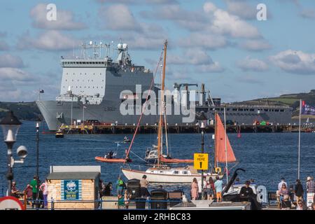 Falmouth, Cornwall, le 15 août 2023, les Tall Ships sont amarrés à Falmouth, Cornwall avant le départ de la course, Magellan Elcano le vendredi 18 août à 3H. Des milliers de visiteurs sont arrivés à bord des navires et ont une rencontre rapprochée avec ces navires historiques. Crédit : Keith Larby/Alamy Live News Banque D'Images