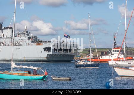 Falmouth, Cornwall, le 15 août 2023, les Tall Ships sont amarrés à Falmouth, Cornwall avant le départ de la course, Magellan Elcano le vendredi 18 août à 3H. Royal Navy Argus a été amarré à côté de too.Thousand de visiteurs sont arrivés à bord des navires et ont une rencontre rapprochée avec ces navires historiques. Crédit : Keith Larby/Alamy Live News Banque D'Images