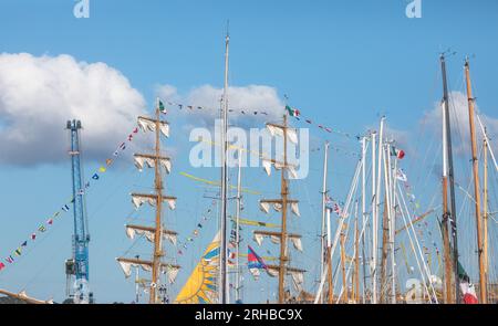 Falmouth, Cornwall, le 15 août 2023, les Tall Ships sont amarrés à Falmouth, Cornwall avant le départ de la course, Magellan Elcano le vendredi 18 août à 3H. Des milliers de visiteurs sont arrivés à bord des navires et ont une rencontre rapprochée avec ces navires historiques. Crédit : Keith Larby/Alamy Live News Banque D'Images