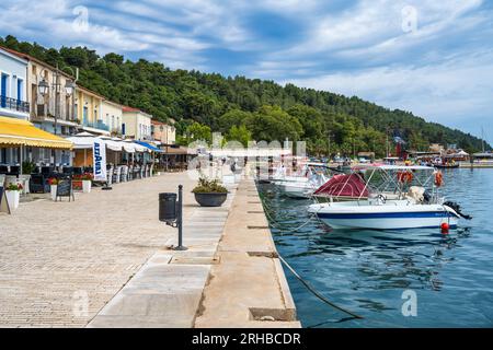 Bateaux amarrés sur les quais de la pittoresque ville portuaire de Katakolon, porte d'entrée de l'ancienne Olympie, Katakolon, Péloponnèse, Grèce Banque D'Images