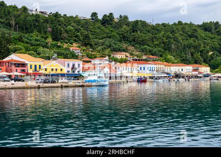 Restaurant coloré, bars et cafés sur le front de mer de la ville portuaire pittoresque de Katakolon, porte d'entrée de l'ancienne Olympie, Katakolon, Péloponnèse, Grèce Banque D'Images