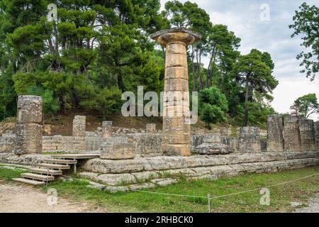 Vue de l'extrémité ouest du temple d'Héra à l'ancienne Olympie, berceau des Jeux Olympiques, à Elis, Péloponnèse, Grèce Banque D'Images