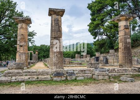 Trois colonnes reconstruites à l'extrémité orientale du temple d'Héra à l'ancienne Olympie, berceau des Jeux Olympiques, à Elis, Péloponnèse, Grèce Banque D'Images