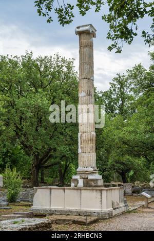 Colonne nord restaurée du monument votif de Ptolémée II à Olympie antique, berceau des Jeux Olympiques, à Elis, Péloponnèse, Grèce Banque D'Images