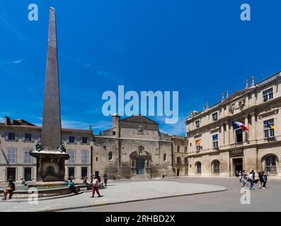 Arles, Buches du Rhône, France, Chapelle Sainte Anne et hôtel de ville, place de la République avec obélisque à Arles. Banque D'Images