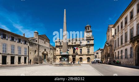 Kathedrale Saint-Trophime, Patrimoine Mondial de l'UNESCO et l'hôtel de ville à la place de la République avec l'obélisque d'Arles. Bois du Rhone, Provence, France. Banque D'Images