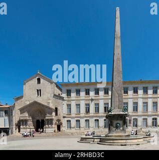 Cathédrale Saint-Trophime, portail, roman, patrimoine mondial de l'UNESCO, place de la République avec obélisque à Arles. Buches du Rhône, Provence, FRA Banque D'Images