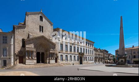 Cathédrale Saint-Trophime, portail, roman, patrimoine mondial de l'UNESCO, place de la République avec obélisque à Arles. Buches du Rhône, Provence, FRA Banque D'Images