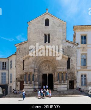 Arles, Buches du Rhône, France. Cathédrale Saint-Trophime, place de la République. Banque D'Images